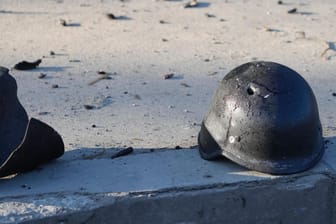Der Helm eines Soldaten mit einem Einschussloch liegt in Kiew: Der Konflikt zwischen Russland und der Ukraine hat bereits Tausende Todesopfer gefordert.