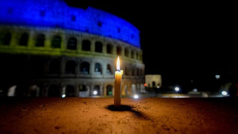 Das Kolosseum in Rom ist beleuchtet in den Farben der ukrainischen Flagge.