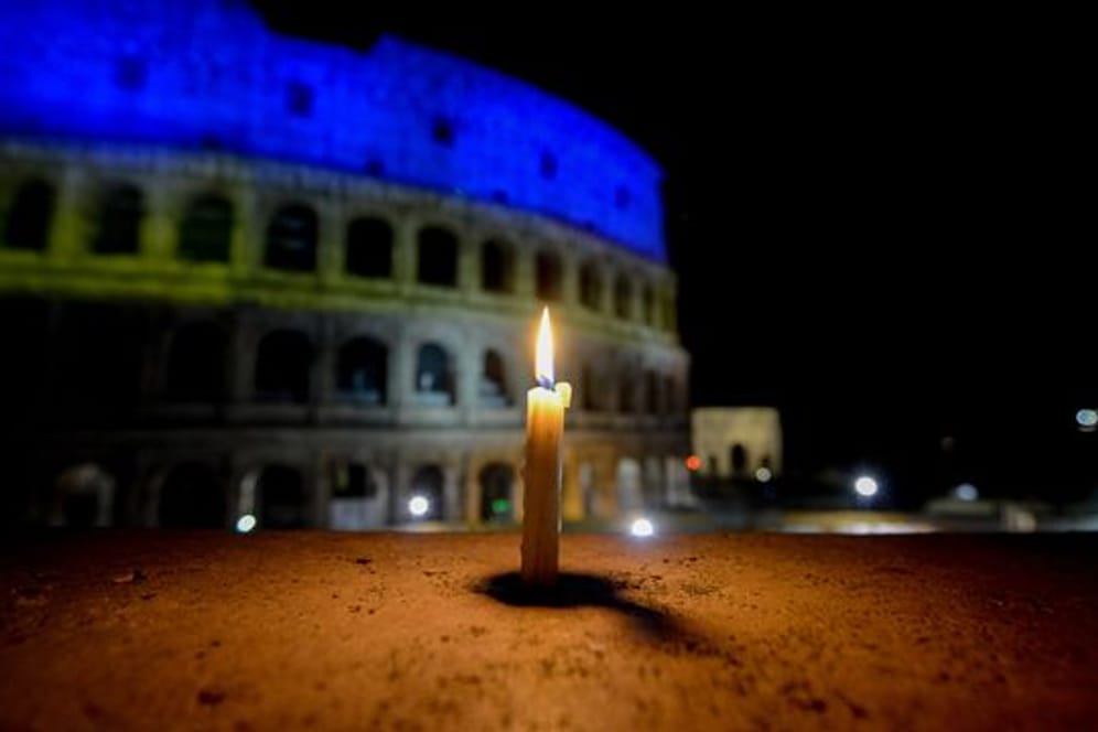 Das Kolosseum in Rom ist beleuchtet in den Farben der ukrainischen Flagge.
