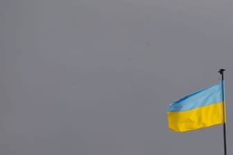 Die Flagge der Ukraine ist zum Symbol des Protestes gegen den russischen Krieg geworden.