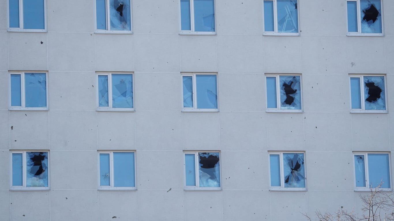 Schäden an einem Wohnhaus: Russland soll im Ukraine-Krieg auch Streumunition eingesetzt haben.