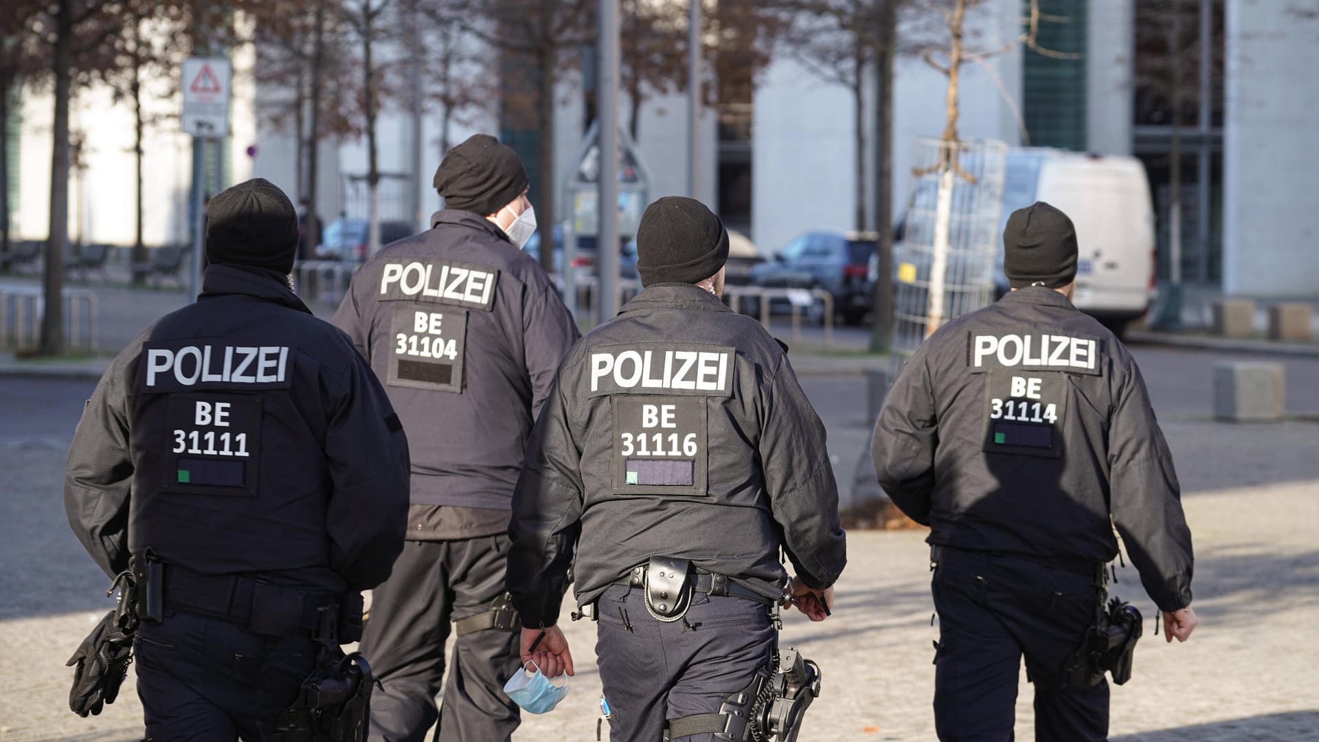 Polizisten in Berlin (Archivbild): Ein Autodieb wollte nach einem Unfall zu Fuß flüchten. Polizisten in Berlin (Archivbild): Ein Autodieb wollte nach einem Unfall zu Fuß flüchten.