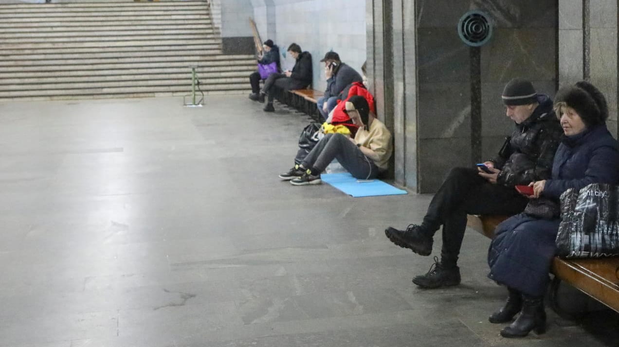 Menschen suchen Schutz vor russischen Angriffen in einer Kiewer Metrostation: Unter ähnlichen Bedingungen kam am Morgen die kleine Mia zur Welt.