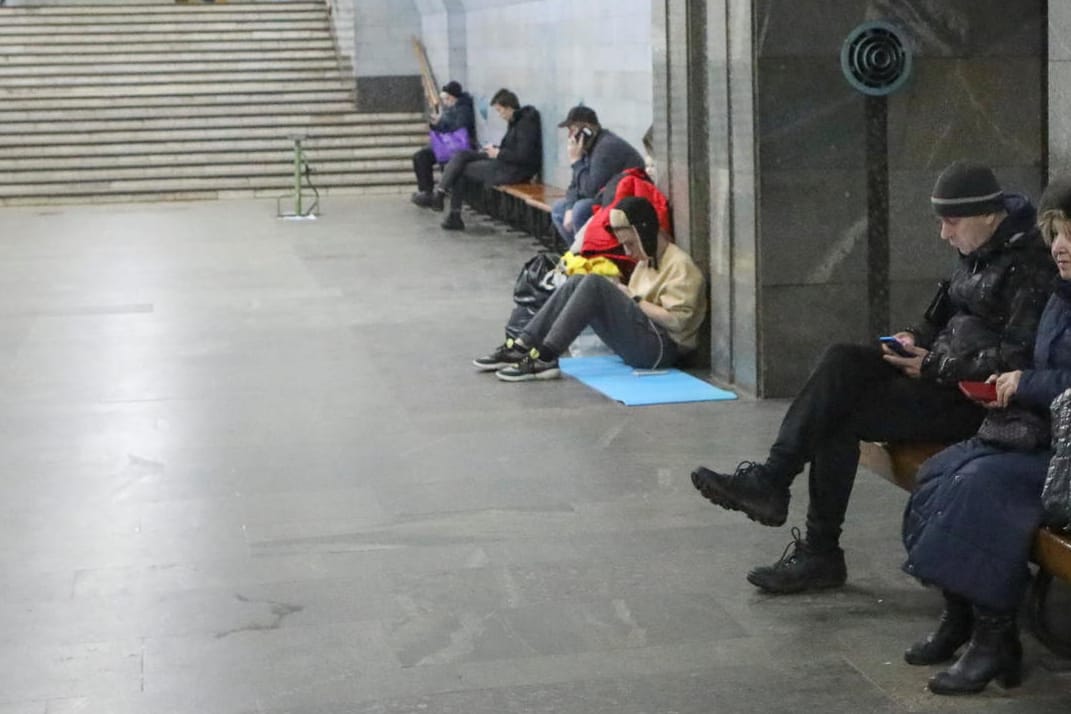 Menschen suchen Schutz vor russischen Angriffen in einer Kiewer Metrostation: Unter ähnlichen Bedingungen kam am Morgen die kleine Mia zur Welt.