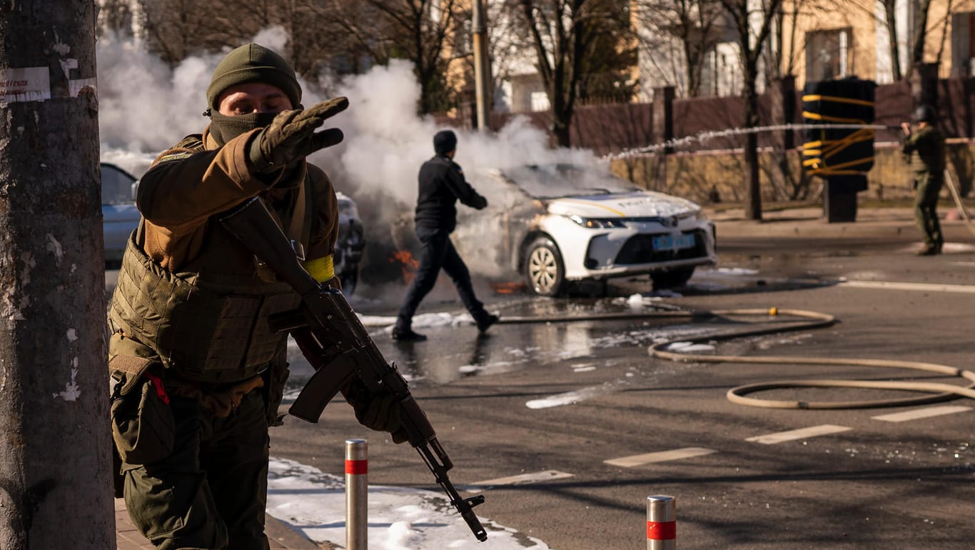 Ukrainischer Soldat in Kiew: Russland versucht, das Narrativ der "Friedensmission" durch eine Einschränkung russischer Berichterstattung aufrechtzuerhalten.