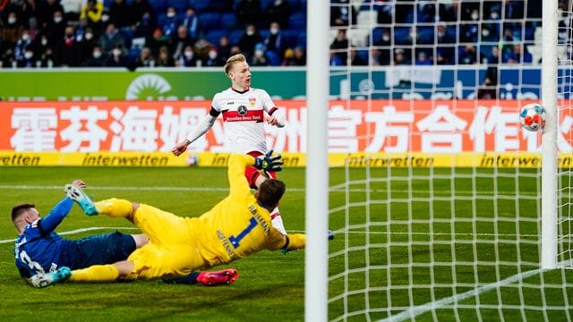 Stuttgarts Chris Führich (r) vergibt gegen die TSG Hoffenheim durch einen Pfostenschuss eine Torchance. Stuttgarts Chris Führich (r) vergibt gegen die TSG Hoffenheim durch einen Pfostenschuss eine Torchance.