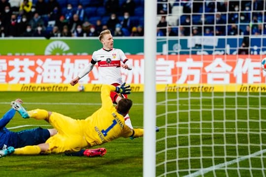 Stuttgarts Chris Führich (r) vergibt gegen die TSG Hoffenheim durch einen Pfostenschuss eine Torchance.