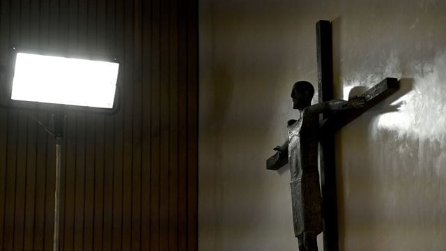 Ein Kreuz hängt an der Wand. Ein Kreuz hängt an der Wand.