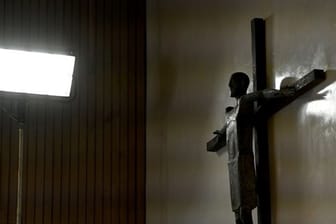 Ein Kreuz hängt an der Wand.