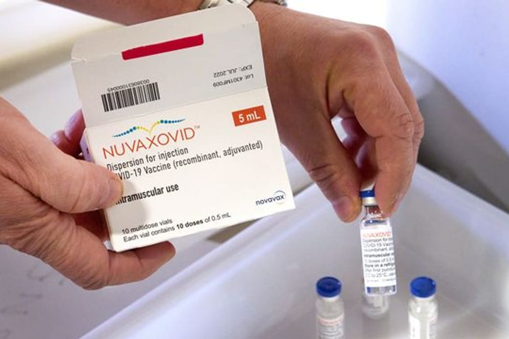 Novavax-Impfstoff kommt in Impfzentren an