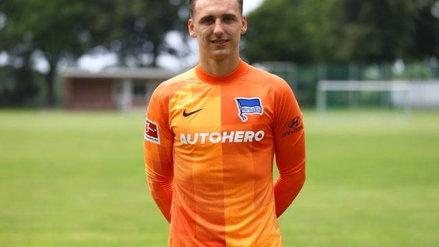 Herthas Torhüter Marcel Lotka kommt gegen Freiburg zu seinem Debüt in der Bundesliga. Herthas Torhüter Marcel Lotka kommt gegen Freiburg zu seinem Debüt in der Bundesliga.
