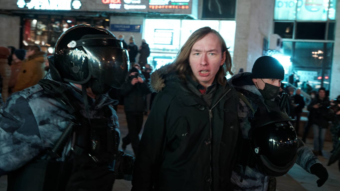 Ein Mann demonstrierte in Moskau gegen Krieg – und wird abgeführt.