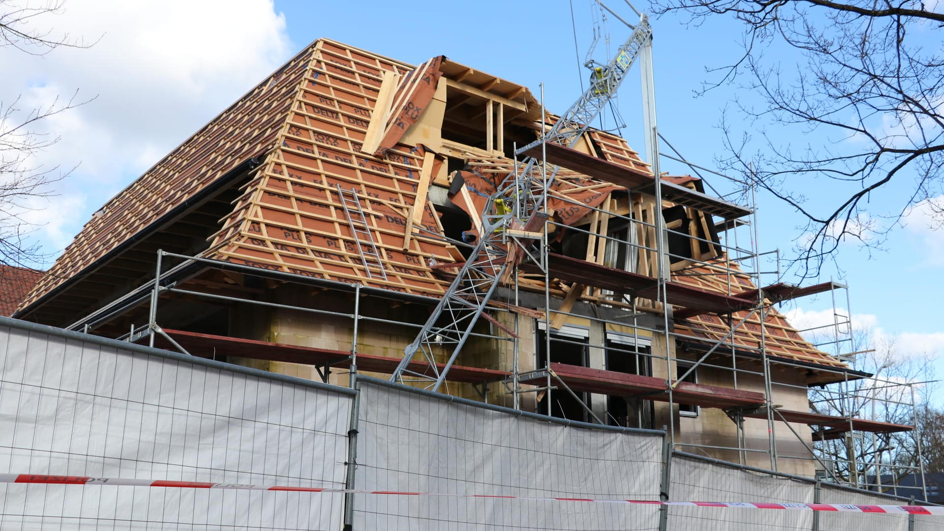 Der Ausleger des Krans stürzte auf das Haus: Ein Bauarbeiter kam ums Leben. Der Ausleger des Krans stürzte auf das Haus: Ein Bauarbeiter kam ums Leben.