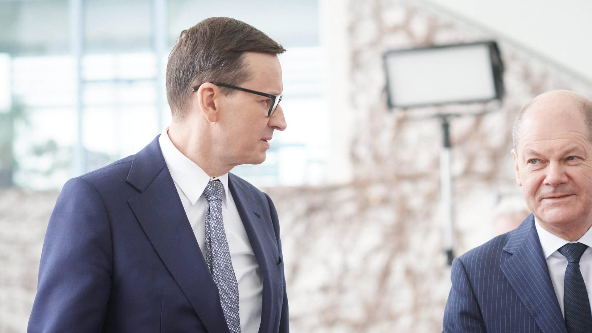 Polnischer Ministerpräsident Mateusz Morawiecki (l) und Bundeskanzler Olaf Scholz (r): Am Samstagnachmittag treffen sich die Staatsoberhäupter von Deutschland, Polen und Litauen zu Gesprächen in Berlin.