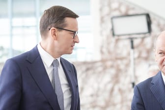 Polnischer Ministerpräsident Mateusz Morawiecki (l) und Bundeskanzler Olaf Scholz (r): Am Samstagnachmittag treffen sich die Staatsoberhäupter von Deutschland, Polen und Litauen zu Gesprächen in Berlin.