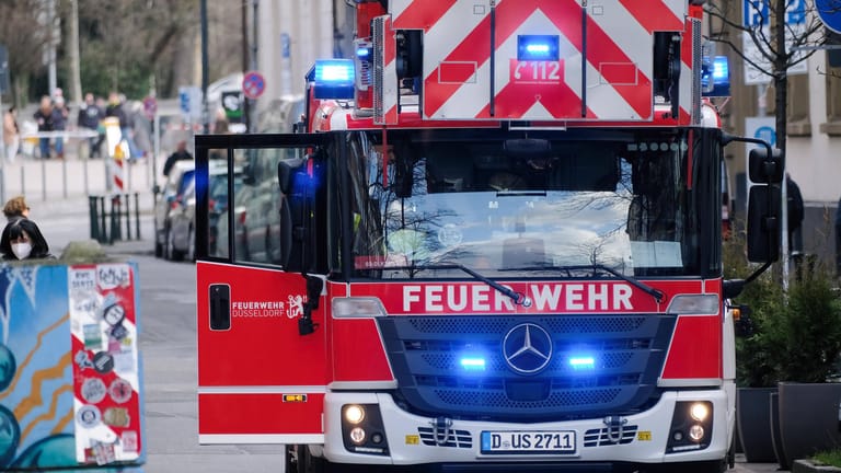 Feuerwehr Düsseldorf (Archivbild): Zwei Pfauen hielten die Einsatzkräfte auf Trab.
