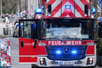 Feuerwehr Düsseldorf (Archivbild): Zwei Pfauen hielten die Einsatzkräfte auf Trab.