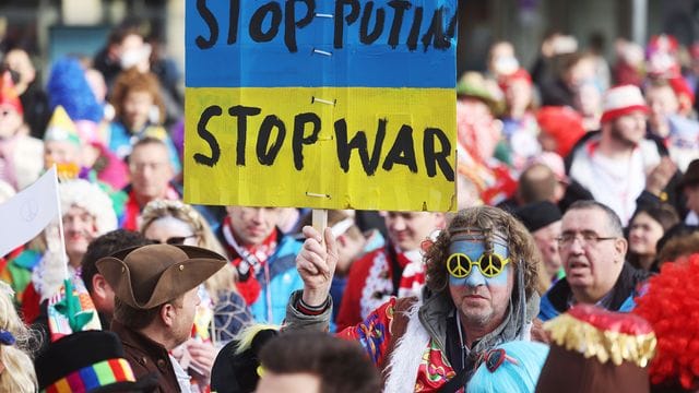 Protestplakat gegen den Krieg beim Kölner Straßenkarneval.