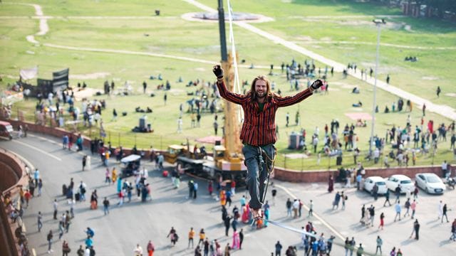 Alexander Schulz läuft in 30 Metern Höhe in Neu Delhi vor dem Palast und UNESCO-Weltkulturerbe Red Fort über die Slackline. Alexander Schulz läuft in 30 Metern Höhe in Neu Delhi vor dem Palast und UNESCO-Weltkulturerbe Red Fort über die Slackline.