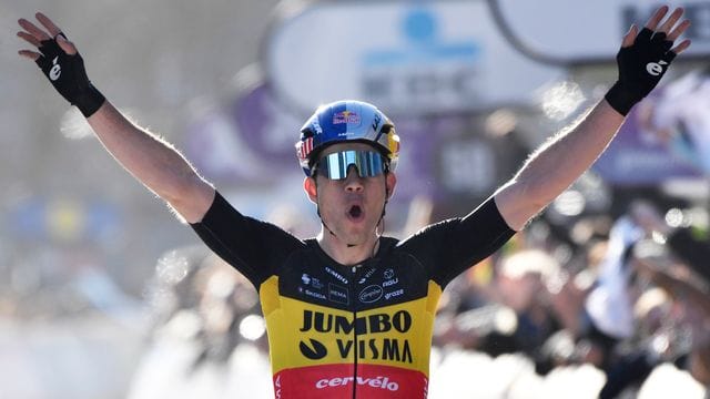 Der Belgier Wout Van Aert jubelt über seinen Sieg bei der 77.