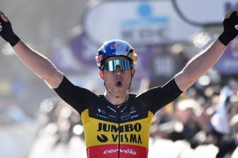 Der Belgier Wout Van Aert jubelt über seinen Sieg bei der 77.