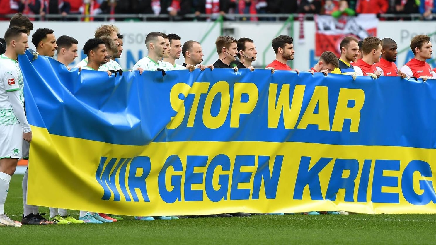 Stellung bezogen: Die Spieler von Greuther Fürth und de, 1. FC Köln mit klarer Botschaft vor dem Spiel. Stellung bezogen: Die Spieler von Greuther Fürth und de, 1. FC Köln mit klarer Botschaft vor dem Spiel.