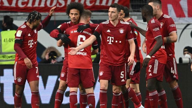 Münchens Spieler freuen sich mit Leroy Sané (2. Münchens Spieler freuen sich mit Leroy Sané (2.