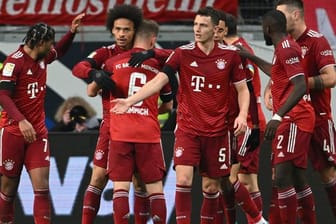 Münchens Spieler freuen sich mit Leroy Sané (2.