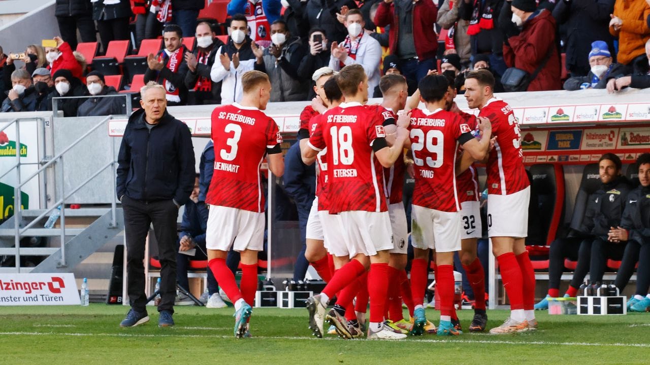 Freiburgs Spieler bejubeln vor der eigenen Bank das Tor zur 1:0-Führung. Freiburgs Spieler bejubeln vor der eigenen Bank das Tor zur 1:0-Führung.