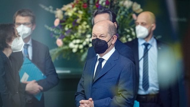 Bundeskanzler Olaf Scholz erklärt sich, nachdem nun doch Waffen aus Bundeswehr-Beständen in die Ukraine geschickt werden sollen.