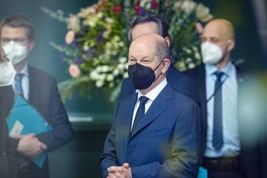 Bundeskanzler Olaf Scholz erklärt sich, nachdem nun doch Waffen aus Bundeswehr-Beständen in die Ukraine geschickt werden sollen.