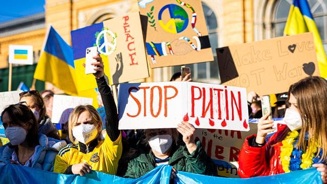 Menschen demonstrieren auf dem Ernst-August-Platz in Hannover gegen den Angriff Russlands auf die Ukraine. Menschen demonstrieren auf dem Ernst-August-Platz in Hannover gegen den Angriff Russlands auf die Ukraine.
