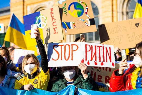 Menschen demonstrieren auf dem Ernst-August-Platz in Hannover gegen den Angriff Russlands auf die Ukraine.