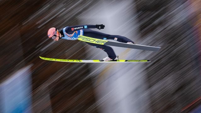 DSV-Athlet Karl Geiger kam mit Constantin Schmid, Severin Freund und Markus Eisenbichler beim Teamwettbewerb in Lahti auf den dritten Platz.