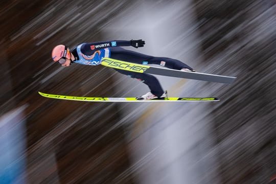 DSV-Athlet Karl Geiger kam mit Constantin Schmid, Severin Freund und Markus Eisenbichler beim Teamwettbewerb in Lahti auf den dritten Platz.