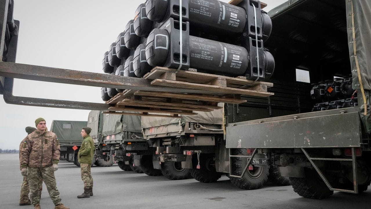 Ukrainische Soldaten verladen auf dem Flughafen in Kiew Panzerabwehrlenkraketen, die von der USA an die Ukraine geliefert wurden. Ukrainische Soldaten verladen auf dem Flughafen in Kiew Panzerabwehrlenkraketen, die von der USA an die Ukraine geliefert wurden.