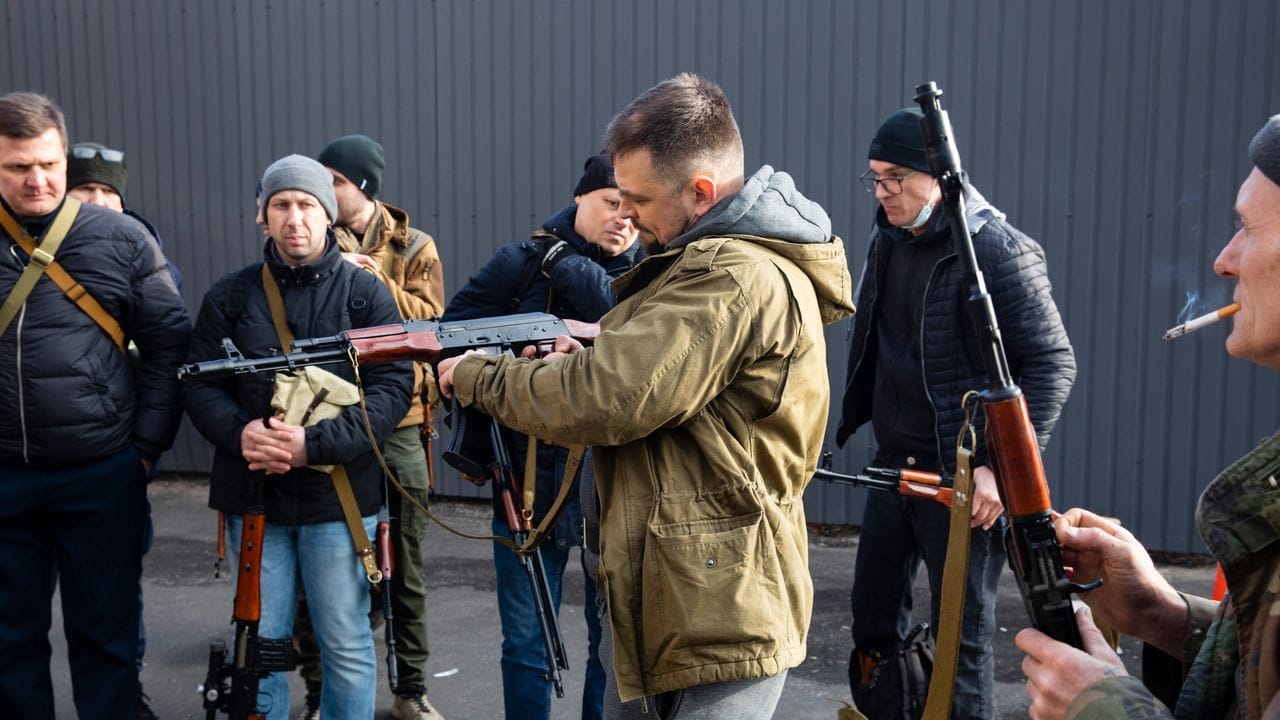 Zivilisten der territorialen Verteidigungseinheit in Kiew rüsten ihre Waffen. Zivilisten der territorialen Verteidigungseinheit in Kiew rüsten ihre Waffen.