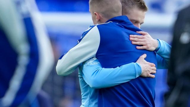 Die Ukrainer Alexander Zinchenko (l) von Manchester City und Vitali Mykolenko vom FC Everton umarmen sich vor dem Spiel. Die Ukrainer Alexander Zinchenko (l) von Manchester City und Vitali Mykolenko vom FC Everton umarmen sich vor dem Spiel.
