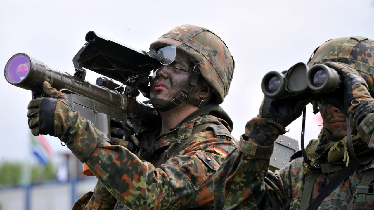 Ein Soldat mit einer Stinger-Rakete visiert bei der Luftwaffenübung "Elite 2010" auf dem Truppenübungsplatz Heuberg bei Messstetten ein Flugzeug an. Ein Soldat mit einer Stinger-Rakete visiert bei der Luftwaffenübung "Elite 2010" auf dem Truppenübungsplatz Heuberg bei Messstetten ein Flugzeug an.