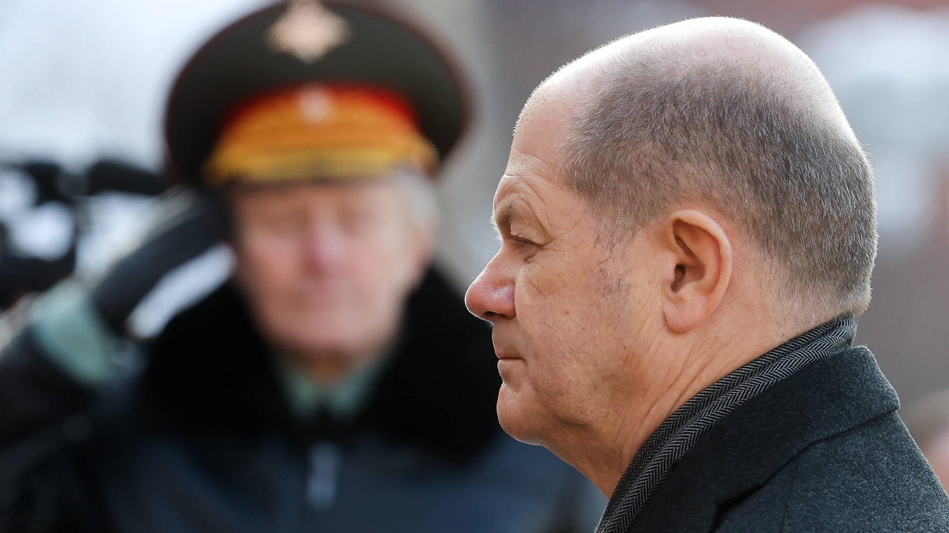 Kanzler Olaf Scholz (SPD) am Grab des unbekannten Soldaten in Moskau. Nicht mal zwei Wochen ist das her. Seitdem überschlugen sich die Ereignisse.