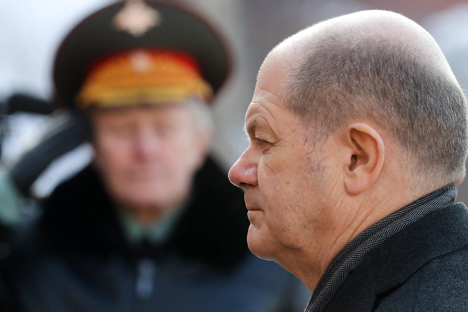 Kanzler Olaf Scholz (SPD) am Grab des unbekannten Soldaten in Moskau. Nicht mal zwei Wochen ist das her. Seitdem überschlugen sich die Ereignisse.