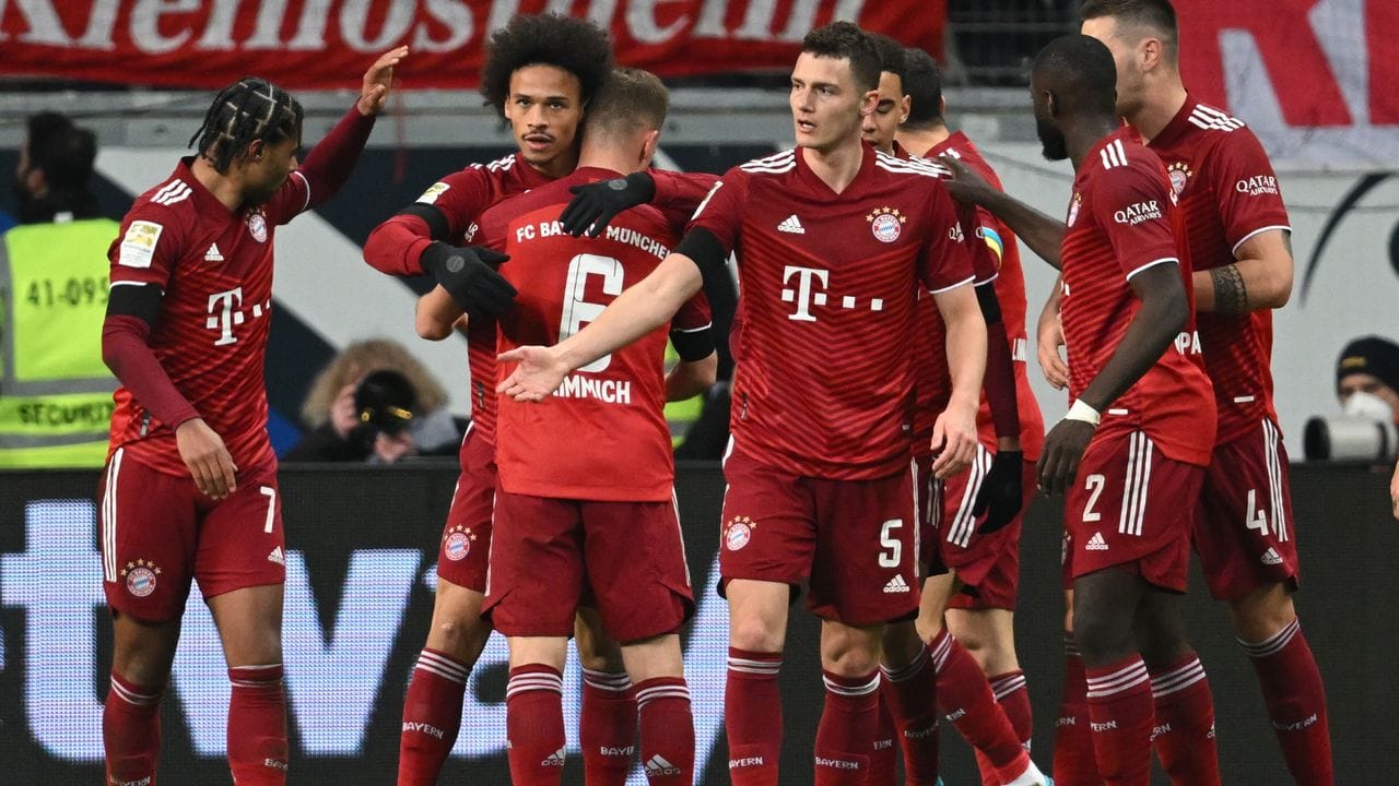Münchens Spieler freuen sich mit Leroy Sané (2. Münchens Spieler freuen sich mit Leroy Sané (2.