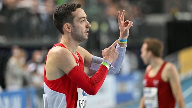 Maximilian Thorwirth trägt beim 3000-Meter-Lauf ein Armband in den Farben der Ukraine.