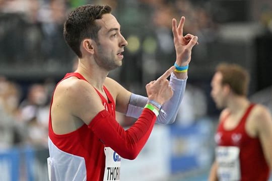 Maximilian Thorwirth trägt beim 3000-Meter-Lauf ein Armband in den Farben der Ukraine.