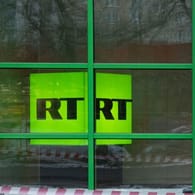 Das Logo des staatlichen russischen TV-Senders RT ist im Fenster des Firmenbüros zu sehen.