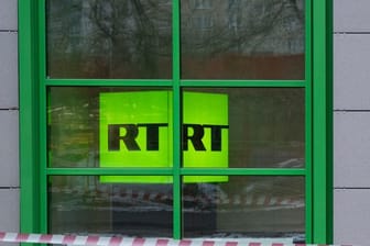 Das Logo des staatlichen russischen TV-Senders RT ist im Fenster des Firmenbüros zu sehen.