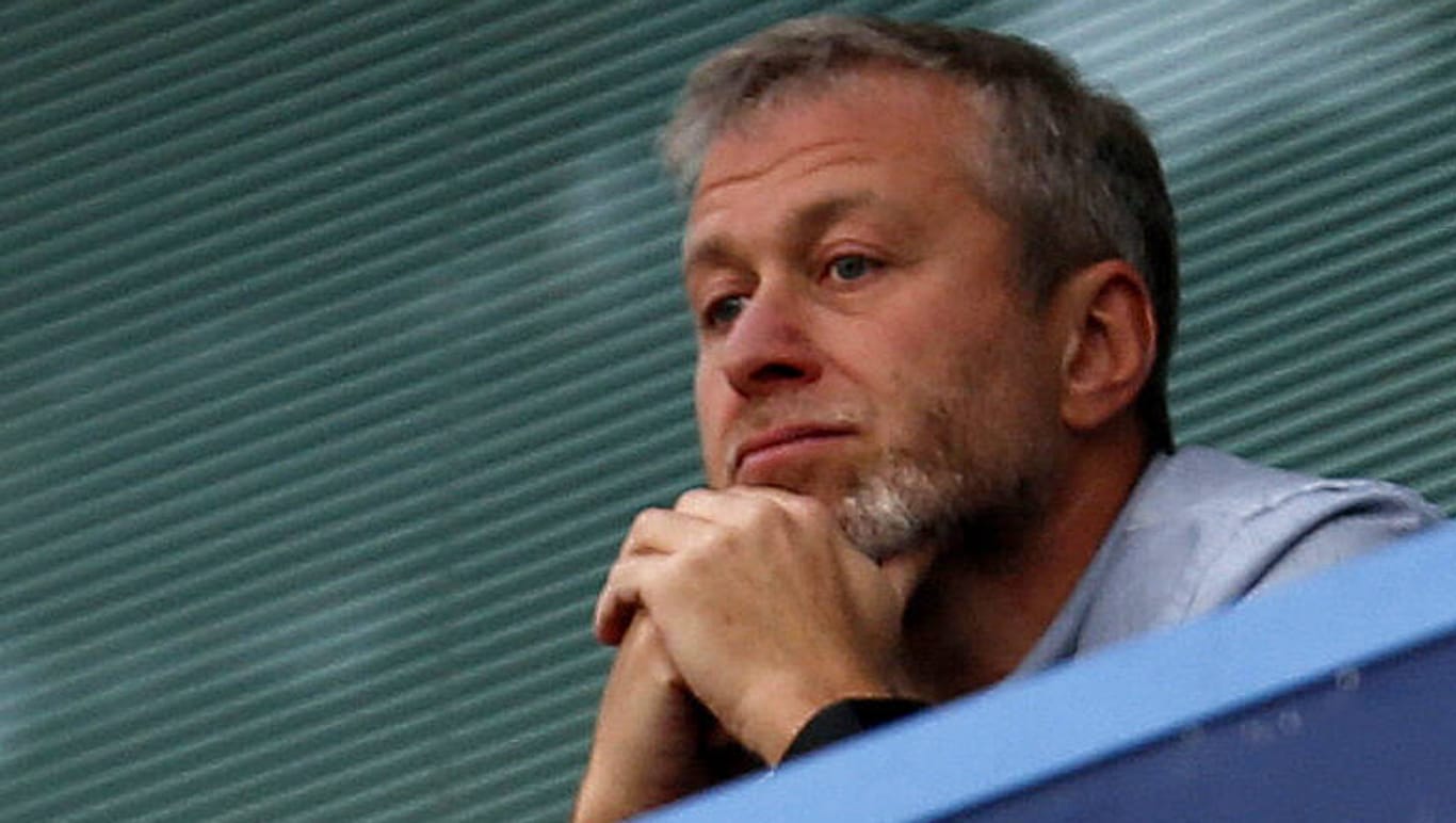Roman Abramowitsch: Der Klub-Besitzer gibt die Verwaltung des Chelsea FC ab.