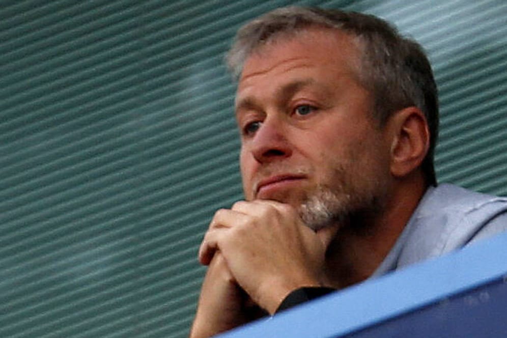 Roman Abramowitsch: Der Klub-Besitzer gibt die Verwaltung des Chelsea FC ab.