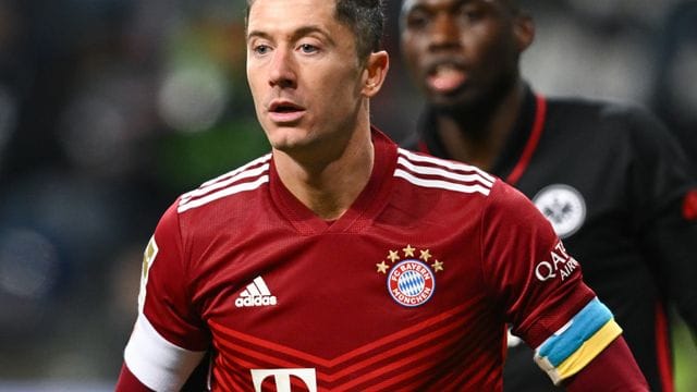 Bayerns Robert Lewandowski trägt eine Armbinde in den ukrainischen Landesfarben. Bayerns Robert Lewandowski trägt eine Armbinde in den ukrainischen Landesfarben.