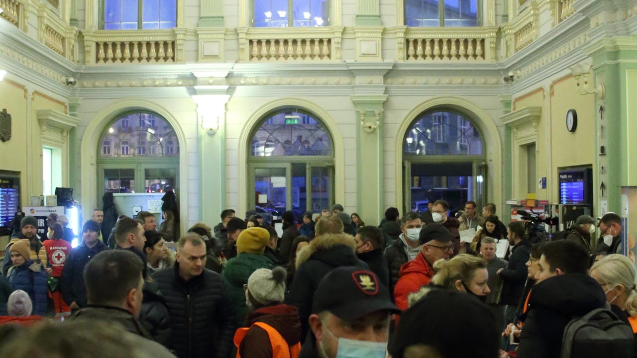 Die Bahnhofshalle von Przemyśl: Minütlich kommen Busse mit Geflüchteten von der polnisch-ukrainischen Grenze hier an.